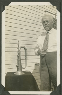 Busch with instrument
