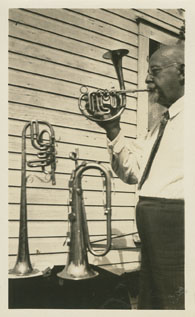 Busch with instrument